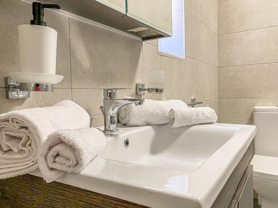 Lovely 1- Bedroom Apartment In Floriana Bagian luar foto